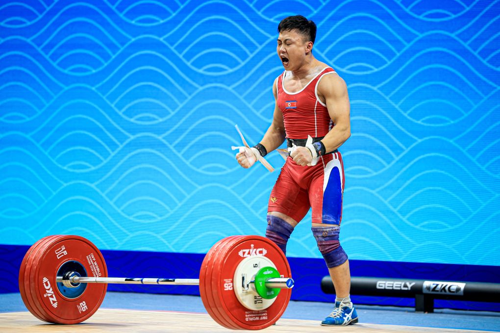 举重世锦赛:朝鲜选手朴明近破男子65公斤级世界纪录